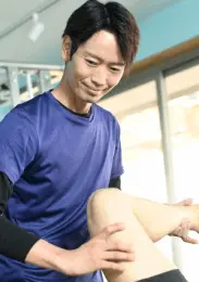 青い服の人が施術している画像