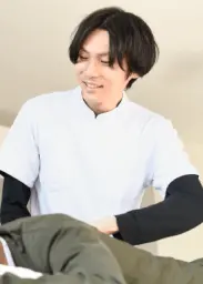 白い服の人が施術している画像